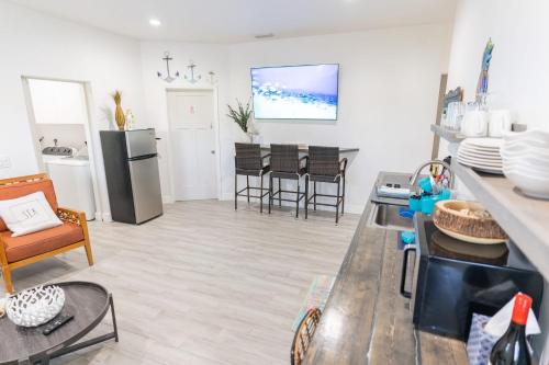 Pineapple Beach House - 10 min to Jensen beach in Jensen Beach, USA