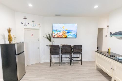 Pineapple Beach House - 10 min to Jensen beach in Jensen Beach, USA