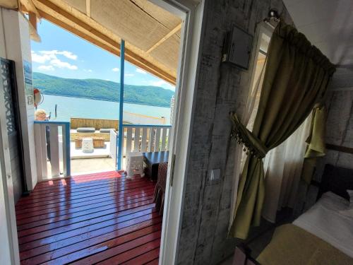 Balkons/terase, CABANA ȘTIMA - CAZANELE DUNĂRII -Șvinița (CABANA STIMA - CAZANELE DUNARII -Svinita) in Svinita