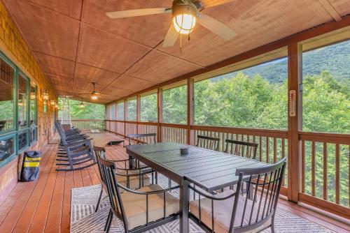 Stunning Mtn Views Hot Tub Movie Theater Game Room in Black Mountain, USA