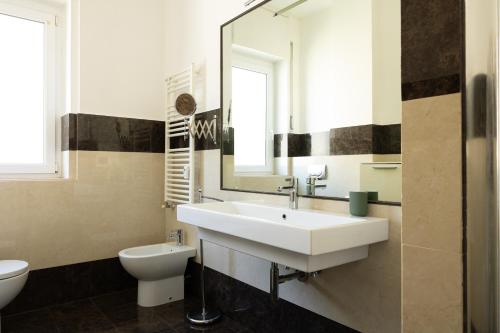 Beethoven Luxury Apartment - image 14