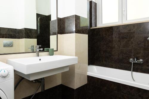 Beethoven Luxury Apartment - image 14