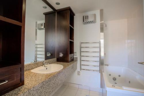 Alpine Vista - Queenstown Holiday Home - image 13
