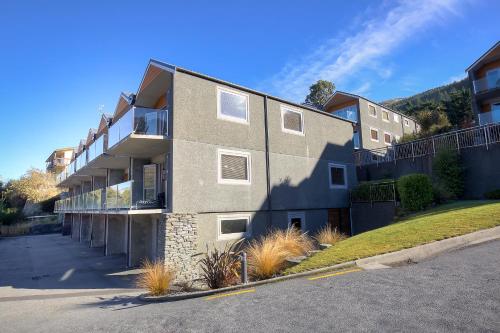 Alpine Vista - Queenstown Holiday Home - image 8