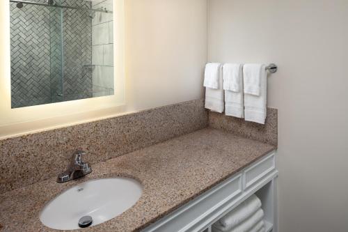 Surfside Hotel and Suites - image 13