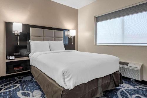 Comfort Inn & Suites Liverpool NY - image 2