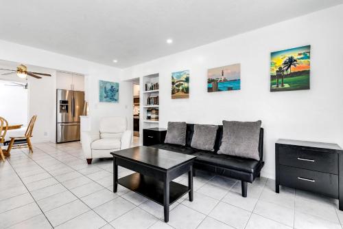 Bungalow with large backyard 5 min from beach in Pompano Beach, USA