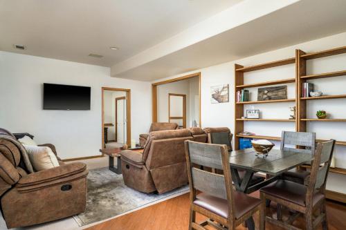 Mountain View Apartment Near Downtown & Hiking in Evergreen, USA