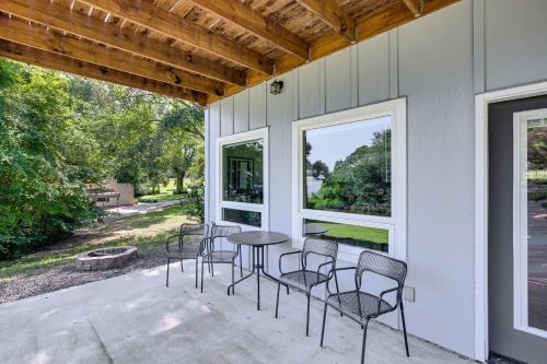 Frankston Vacation Rental: Walk to Lake Palestine! in Coffee City (TX)