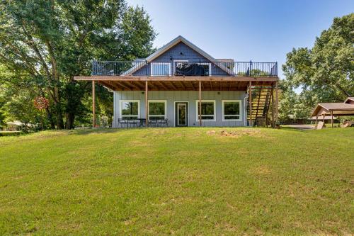 Frankston Vacation Rental: Walk to Lake Palestine! in Coffee City (TX)