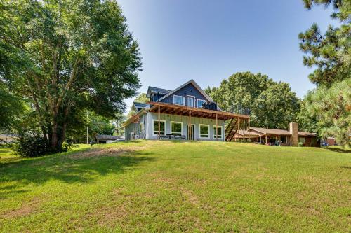 Frankston Vacation Rental: Walk to Lake Palestine! in Coffee City (TX)