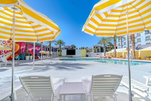 Zwembad, OYO Hotel and Casino Las Vegas near Shark Reef Aquarium