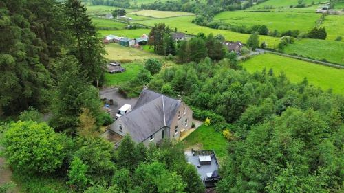 Mourne Mountain Bliss, Rostrevor 4BR Cottage with Patio & BBQ ideal for a relaxing getaway