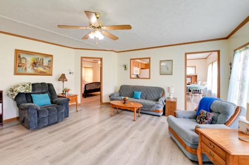 Warm & Inviting Family Home - 2 Mi to Golf Course! in Hurricane Mills (TN)