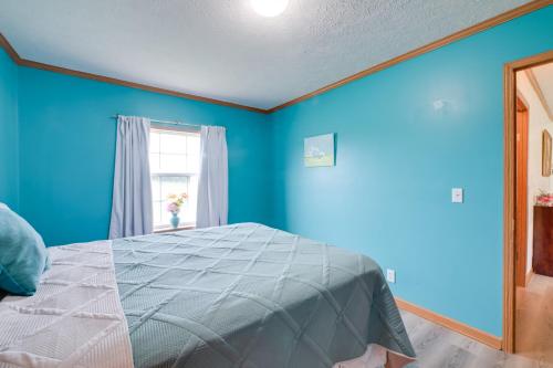 Warm and Inviting Family Home - 2 Mi to Golf Course!