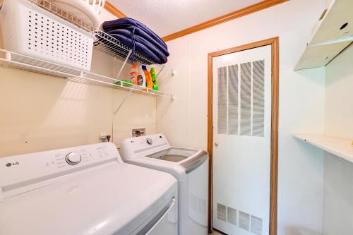 Warm and Inviting Family Home - 2 Mi to Golf Course!