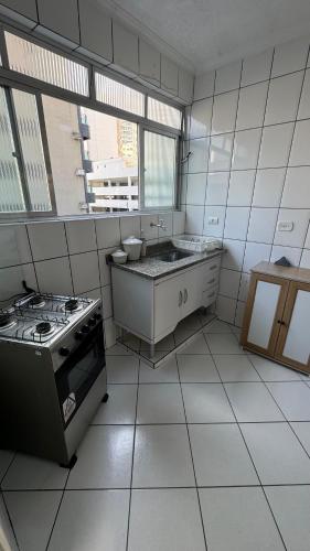 Konyha, Apartamento uma Quadra da Praia das Astúrias (Apartamento uma Quadra da Praia das Asturias) in Vila Luis Antonio