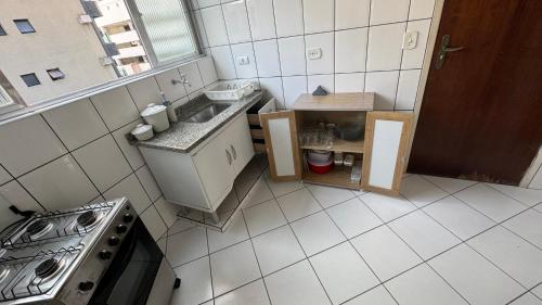 Konyha, Apartamento uma Quadra da Praia das Astúrias (Apartamento uma Quadra da Praia das Asturias) in Vila Luis Antonio