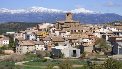 Casa Nasarre- Acogedora casa rural con garaje con vistas a la Sierra de GUARA in Abiego