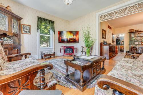 about 6 Mi to Lake George Charming Adirondack Home! in Warrensburg, USA