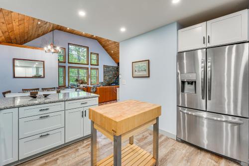 Near Hiking Trails and Ski Resorts Killington Home! in Killington, USA
