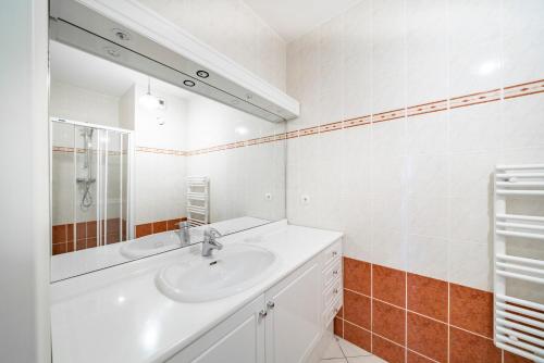 Apartment with Terrace image 6