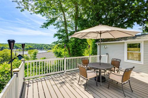 Modern Terryville Cottage with Deck and Lake View! in บริสตอล (CT)