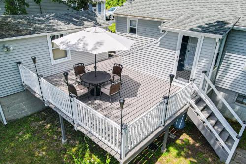Modern Terryville Cottage with Deck and Lake View! in บริสตอล (CT)
