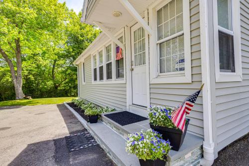 Modern Terryville Cottage with Deck and Lake View! in บริสตอล (CT)