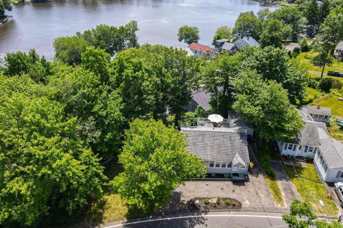 Modern Terryville Cottage with Deck and Lake View! in บริสตอล (CT)