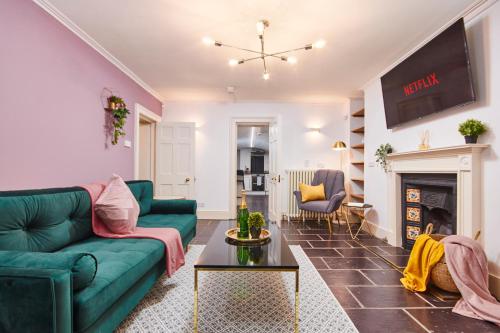Beautiful 2 Bedroom 3 actual beds House with WiFi by PureStay, Bath