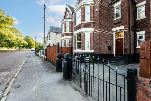 Grand Victorian Villa 6 - En-Suites, Hot Tub, Cinema Room, Private Parking & Park View, Liverpool (photo 9)
