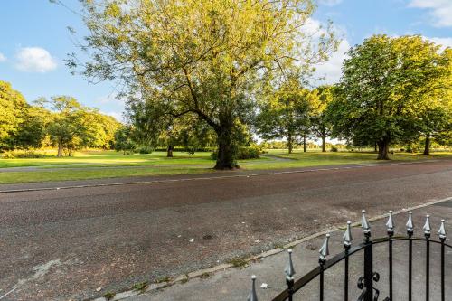 Grand Victorian Villa 6 - En-Suites, Hot Tub, Cinema Room, Private Parking & Park View, Liverpool (photo 5)