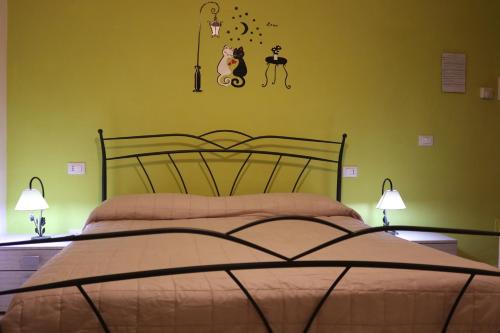 1 queen bed, 1 twin bed