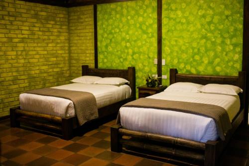 2 double beds