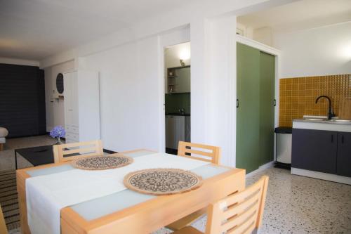 El Solà Spacieux studio avec accès jardin et piscine (El Sola Spacieux studio avec acces jardin et piscine) in Corneilla-de-Conflent