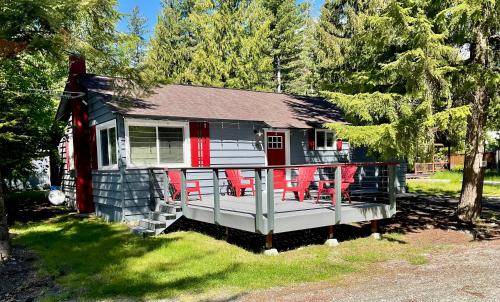 . Beautiful Bungalow and Bunk House, Close to Lake