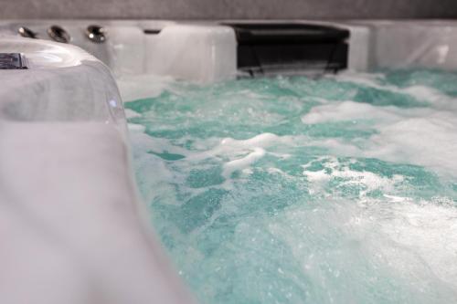 Grand Victorian Villa 6 - En-Suites, Hot Tub, Cinema Room, Private Parking & Park View, Liverpool (photo 3)