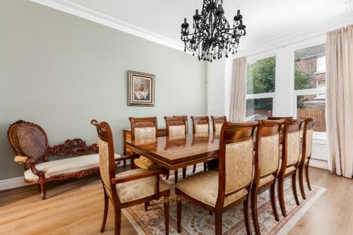 Grand Victorian Villa 6 - En-Suites, Hot Tub, Cinema Room, Private Parking & Park View, Liverpool (photo 7)