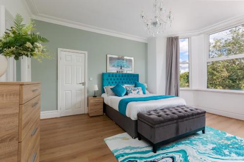 Grand Victorian Villa 6 - En-Suites, Hot Tub, Cinema Room, Private Parking & Park View, Liverpool (photo 4)
