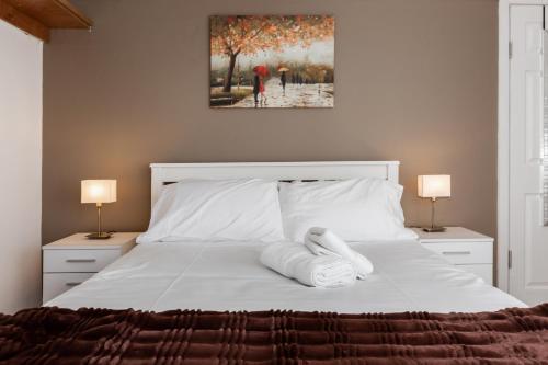 Grand Victorian Villa 6 - En-Suites, Hot Tub, Cinema Room, Private Parking & Park View, Liverpool (photo 8)