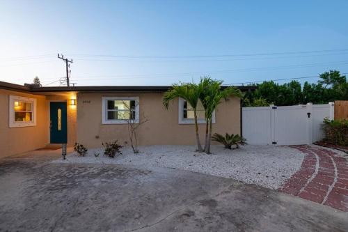 Outdoor Oasis - 15min to Beach, Port Canaveral with Pool in Cocoa, USA