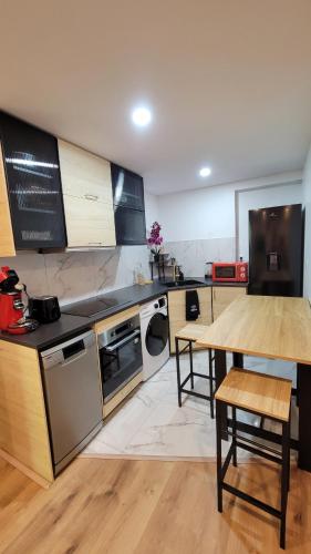 Kitchen, Cosy Apartment Kremlin Bicetre Metro Station in Le Kremlin Bicetre