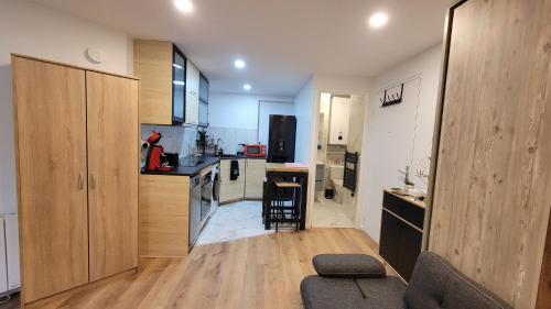 Kitchen, Cosy Apartment Kremlin Bicetre Metro Station in Le Kremlin Bicetre