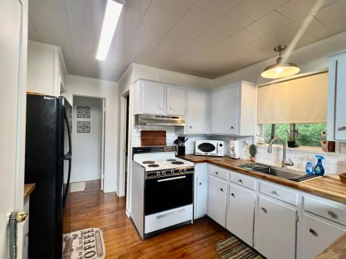 Cozinha, Cabin Nestled on Skiers Cove South Toledo Bend Lake 3 bedroom-5 beds in Wiergate