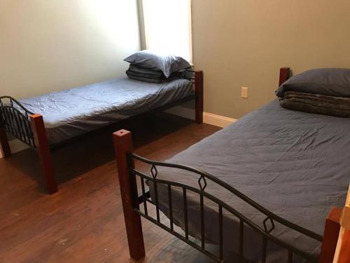 202 Private Room-Double Twin Bed in CoHi DC! in Washington, USA