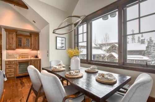 Stunning 5BR Shock Hill Mansion- Steps To Gondola detail