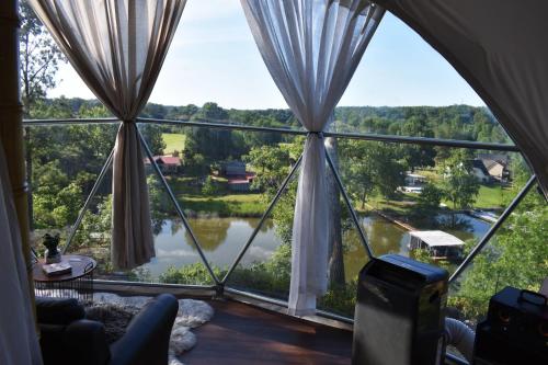 WATERFRONT LUXURY GLAMPING DOME in Rogersville (AL)