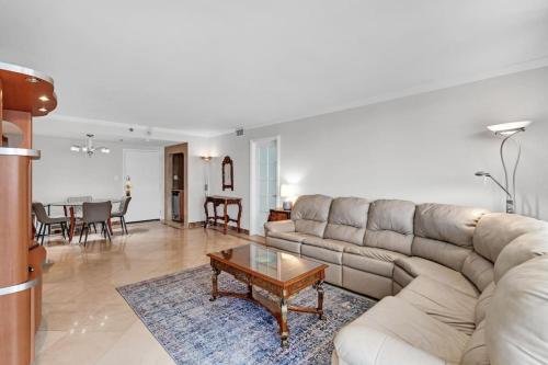 2 Bedrooms Unit OceanFront Resort The Alexander in Miami Beach, USA