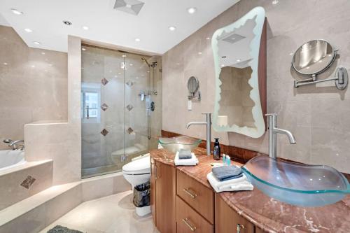 2 Bedrooms Unit OceanFront Resort The Alexander in Miami Beach, USA